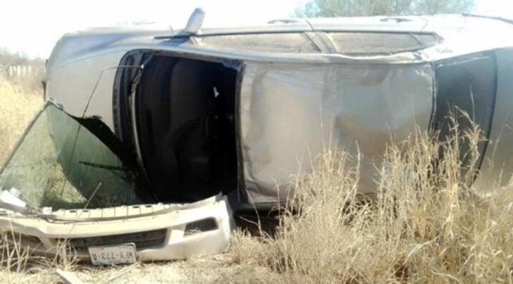 Guaymas: Conductor vuelca en la carretera por una distracción