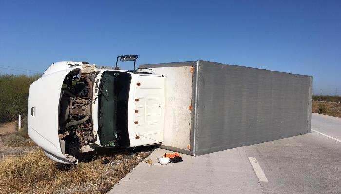 Vuelca tráiler en el tramo Empalme-Obregón