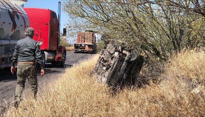 Vehículo queda volcado en carretera Hermosillo-Mazatan