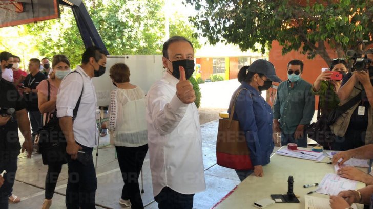 Gobernador de Sonora acude a votar a la Consulta de Revocación de Mandato