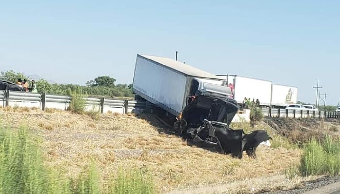 Tractocamión termina fuertemente dañado en carretera Santa Ana-Hermosillo