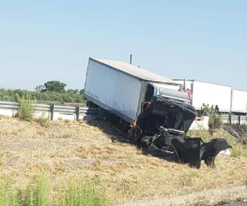 Tractocamión termina fuertemente dañado en carretera Santa Ana-Hermosillo