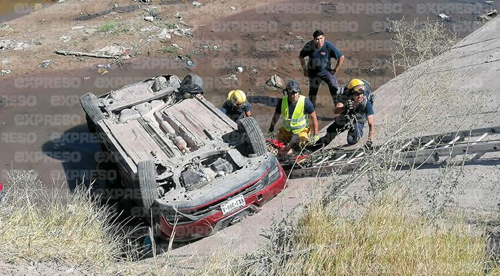 Aparatoso accidente en Navojoa provoca la caída de un vehículo al canal Las Pilas