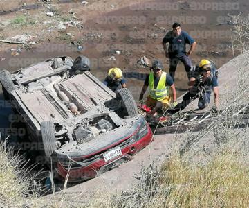 Aparatoso accidente en Navojoa provoca la caída de un vehículo al canal Las Pilas