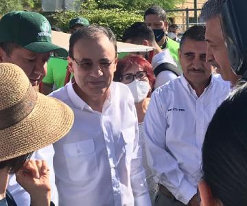 Alfonso Durazo escucha a los sindicatos liderando desfile del Día del Trabajo
