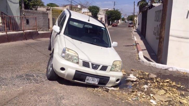 Vehículo cae a una alcantarilla destapada en la colonia Centro