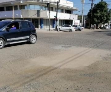 Navojoa: baches rellenados con tierra causan molestias a vecinos y automovilistas