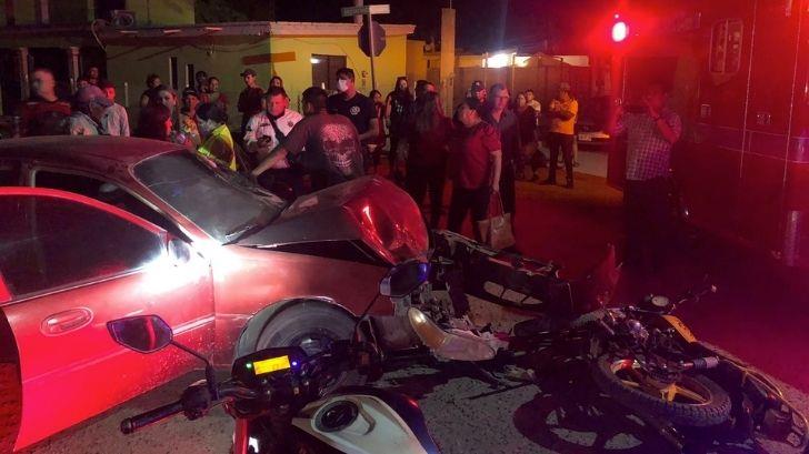 Choque entre automóvil y motociclista deja dos lesionados