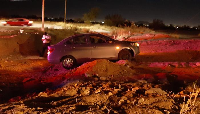 Pierde el control en una curva y termina en la terracería