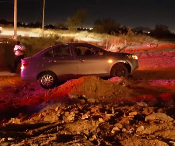 Pierde el control en una curva y termina en la terracería