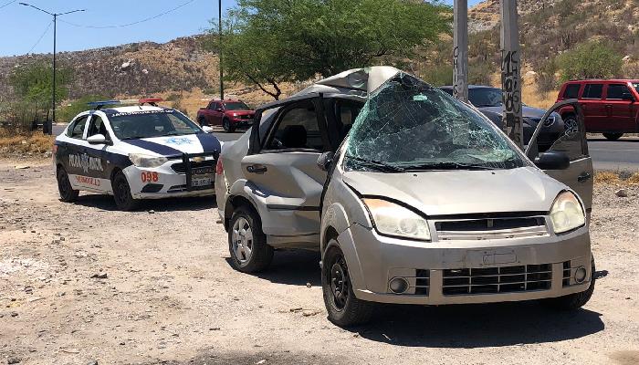 Vehículo queda destrozado tras impacto con alumbrado público