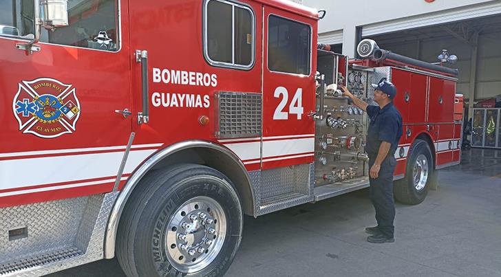 Fuerte incendio en Guaymas provoca nube de contaminación