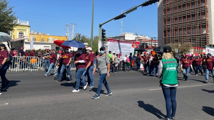 Salen a desfilar 35 mil empleados por el Día del Trabajo en Hermosillo
