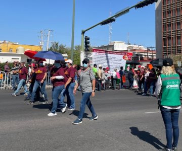 Salen a desfilar 35 mil empleados por el Día del Trabajo en Hermosillo