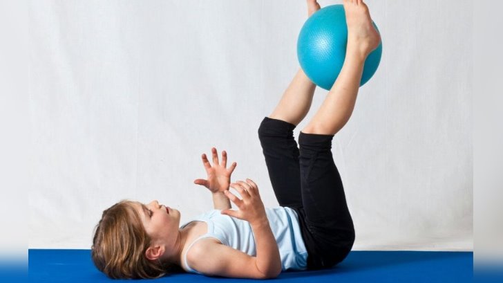 Fomentan actividades físicas leves para mejorar la salud de niños y adultos mayores