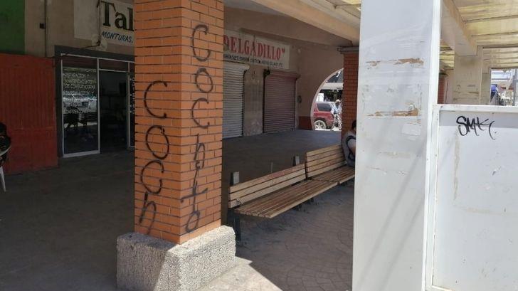 Graffitean fachada del mercado municipal de Navojoa