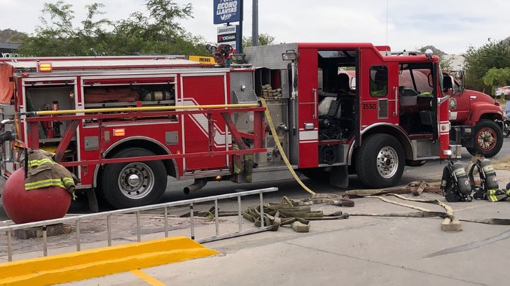 Bomberos de Hermosillo sofocan incendio en vivienda abandonada