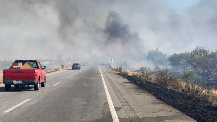 Fuerte incendio cubrió de humo negro la carretera Hermosillo-Nogales