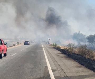 Fuerte incendio cubrió de humo negro la carretera Hermosillo-Nogales