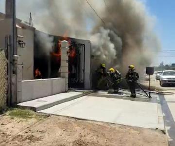Corto circuito provoca incendio de un vehículo en Navojoa