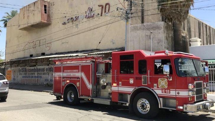 Bomberos apagan incendio en el viejo Cinema 70 de Hermosillo