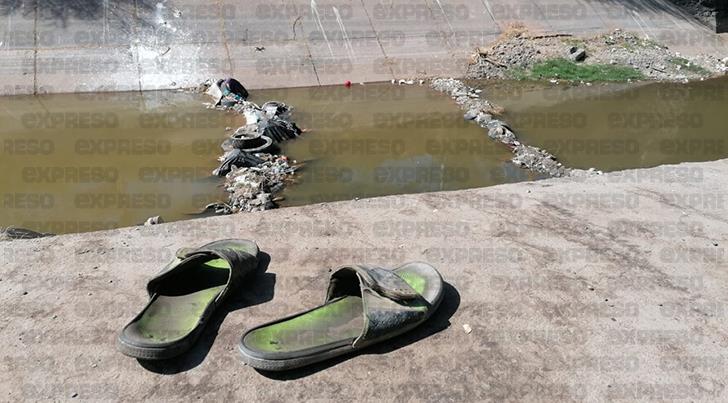 Navojoa: agresivo indigente construye un represo con basura en el canal Las Pilas