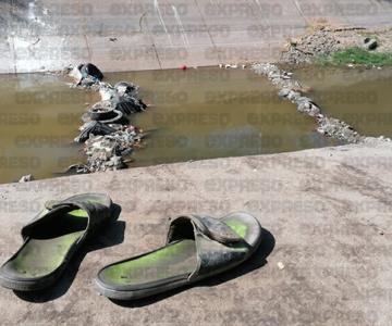 Navojoa: agresivo indigente construye un represo con basura en el canal Las Pilas