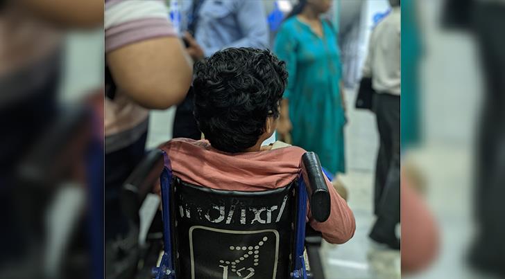 Denuncian a aerolínea India por negar abordaje a joven discapacitado