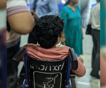 Denuncian a aerolínea India por negar abordaje a joven discapacitado