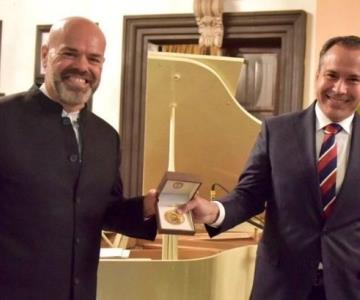 Alcalde Astiazarán entrega Medalla Emiliana de Zubeldía al pianista Jorge Robaina