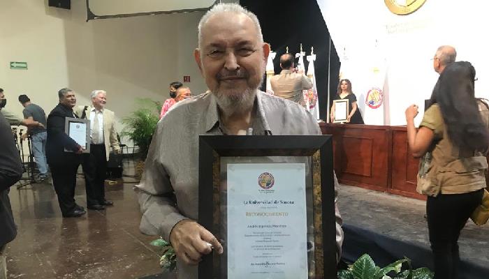 Más de 50 años de servicio, y el maestro Andrés Espinoza no tiene fecha del adiós