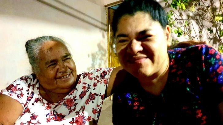 Con fractura y casi 70 años, Oralia lo da todo por su hija con discapacidad