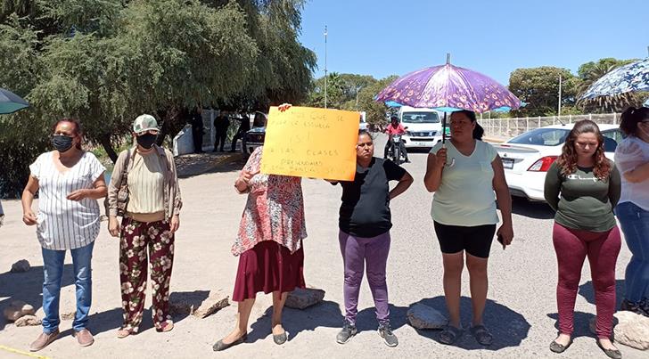 Habitantes del Campo 2 protestan por las malas condiciones de una primaria de la comunidad