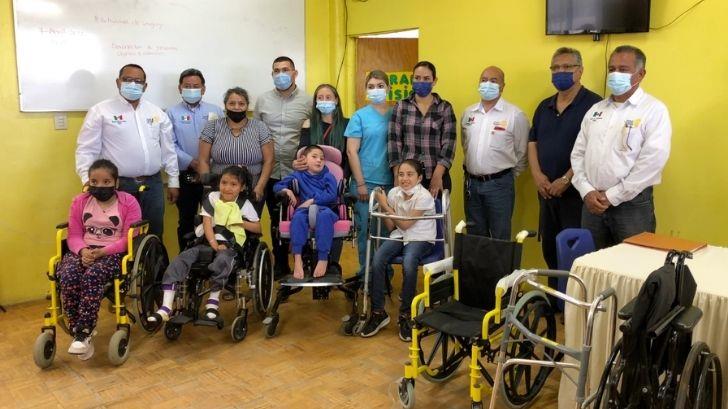 Apoyan con aparatos de movilidad a niños del Centro de Atención Múltiple