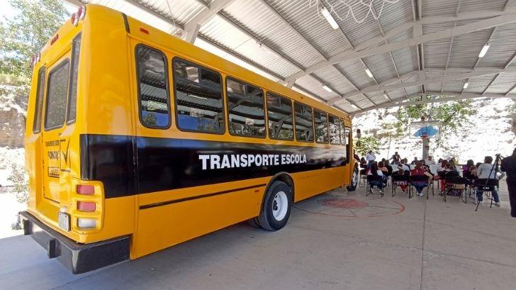 Alumnos con discapacidad reciben nuevo camión escolar en Nogales