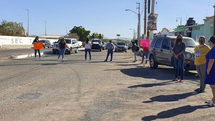 Padres de familia se manifiestan por malas condiciones en escuelas de Guaymas