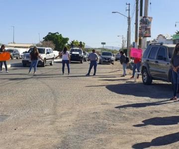 Padres de familia se manifiestan por malas condiciones en escuelas de Guaymas