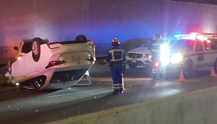 Accidente en Paseo Las Quintas deja un herido y carro volteado