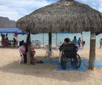 Playa Miramar incluyente; Rosario disfruta desde su silla de ruedas