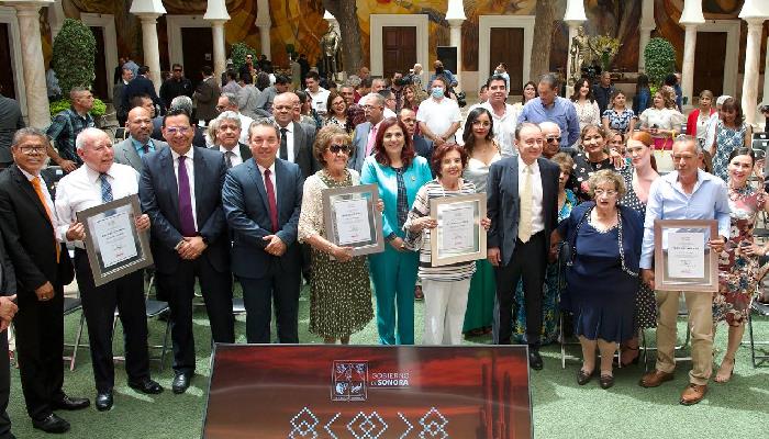 Alfonso Durazo reconoce a maestros con más de 60 años de labor