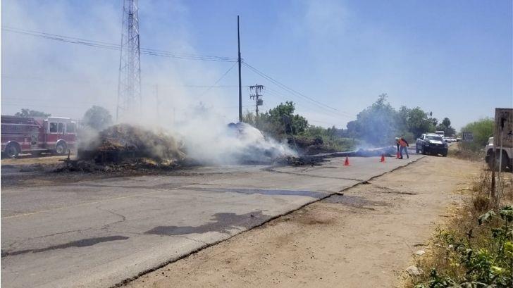 Tractor sufre cortocircuito y causa incendio a media carretera