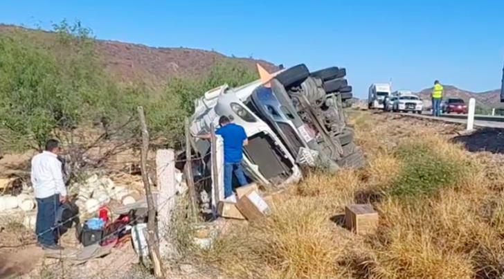 Vuelca tráiler cargado de químicos en el libramiento Hermosillo-Ciudad Obregón