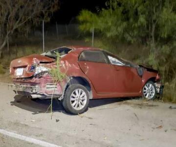 Auto se sale del camino y sufre accidente en bulevar Tetakawi