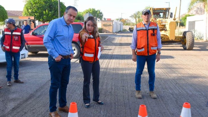 Antonio Astiazarán supervisa trabajos de recarpeteo en la calle De las Cosechas