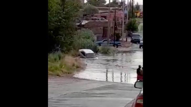 Lluvia arrastra a automóvil por un arroyo en Agua Prieta