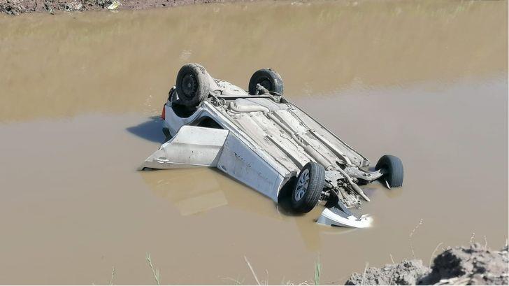 Vehículo pierde el control y cae al fondo de un canal en Navojoa