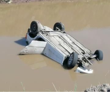 Vehículo pierde el control y cae al fondo de un canal en Navojoa