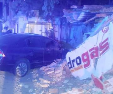 Automóvil se estrella contra la barda de una casa en La Muralla