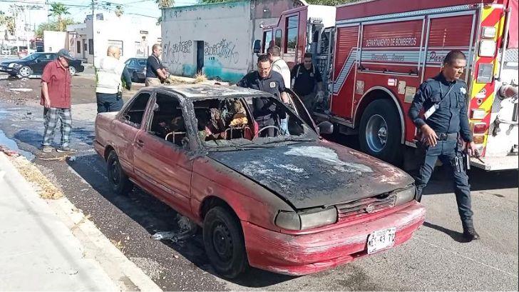 Se incendia automóvil conducido por adulto mayor en colonia Centro