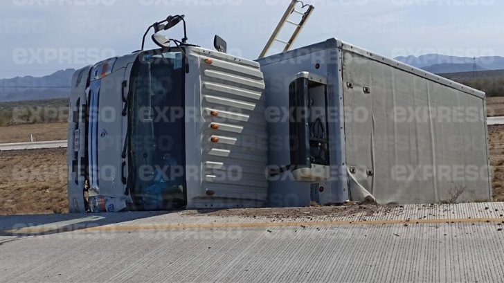 Camión cargado de medicamentos se vuelca en la Carretera Internacional México 15